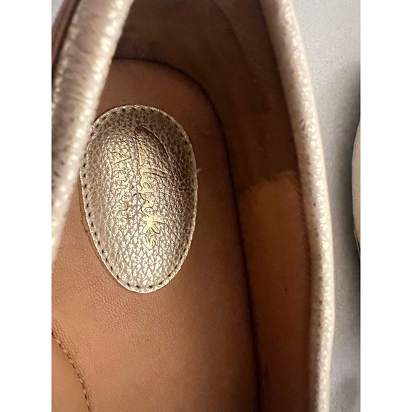 CLARKS ARTISAN Women’s Sz 6.5 Gold Metallic Leather Driving Loafers - Picture 8 of 10